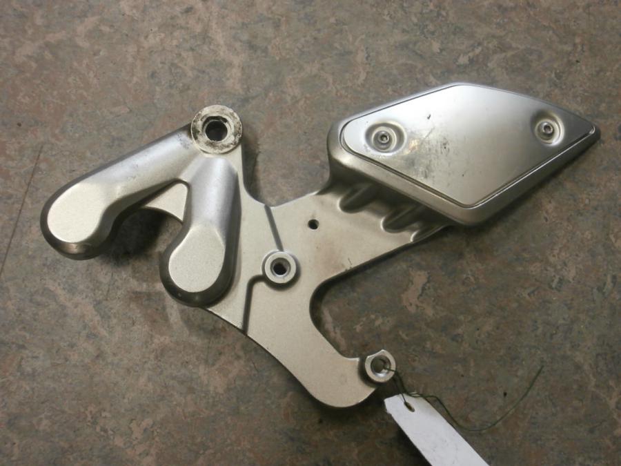 Framsidan på Fotpinnefäste från en Yamaha MT-01 -2005 motorcykel.