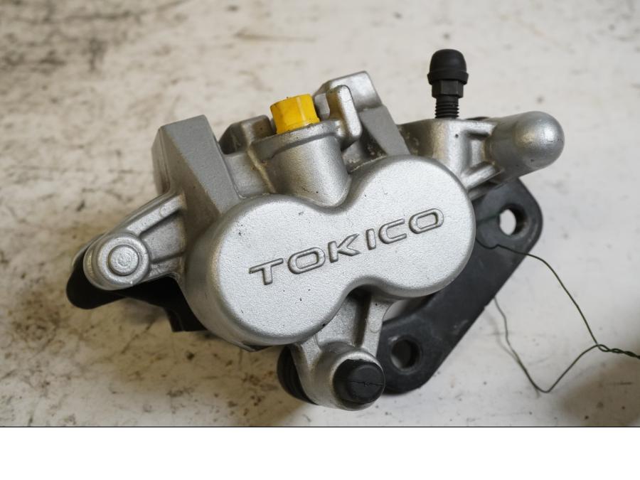 Framsidan på Bromsok från en Suzuki VL 800 -2003 motorcykel.