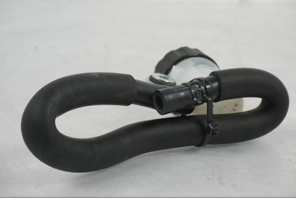 Snett nerifrån på Bromsvätskebehållare från en Yamaha MT-09 -2019 motorcykel.