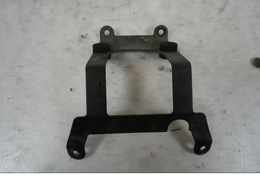 Framsidan på Baklampfäste från en BMW R 850 R -2004 motorcykel.