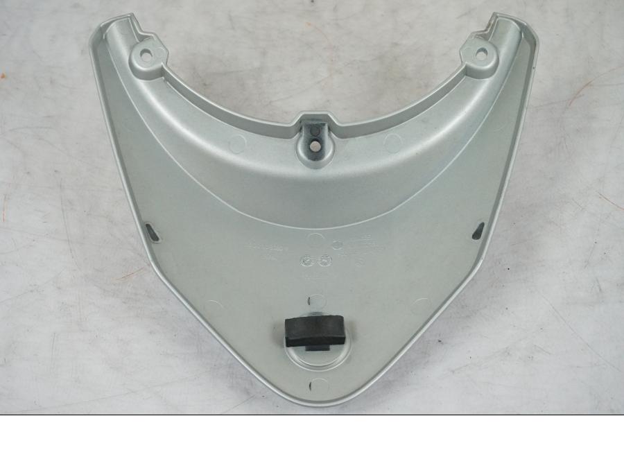 Snett nerifrån på Bakvinge från en BMW R 1200 R -2007 motorcykel.