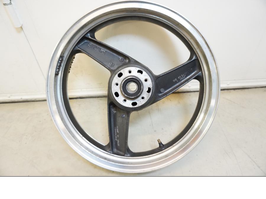 Framsidan på Fälg från en Kawasaki ZZR 1100 -1994 motorcykel.