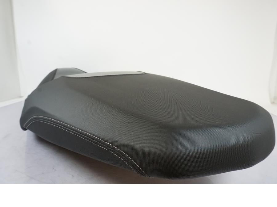 Snett nerifrån på Sadel från en BMW C400X -2021 motorcykel.