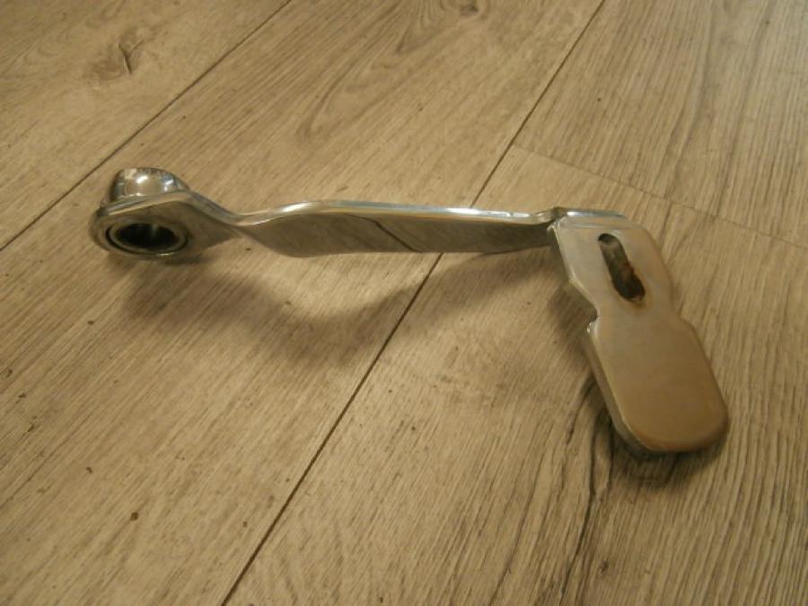 Baksidan på Bromspedal från en H-D Dyna Switchback FLD -2012 motorcykel.