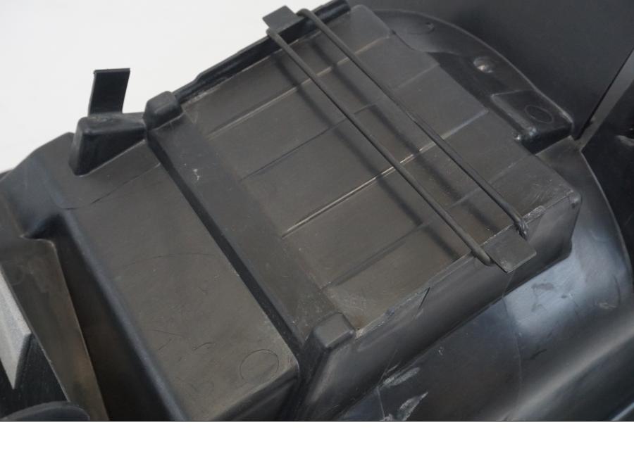 Höger sida på Undertail från en Suzuki GSX 1300 R -2017 motorcykel.