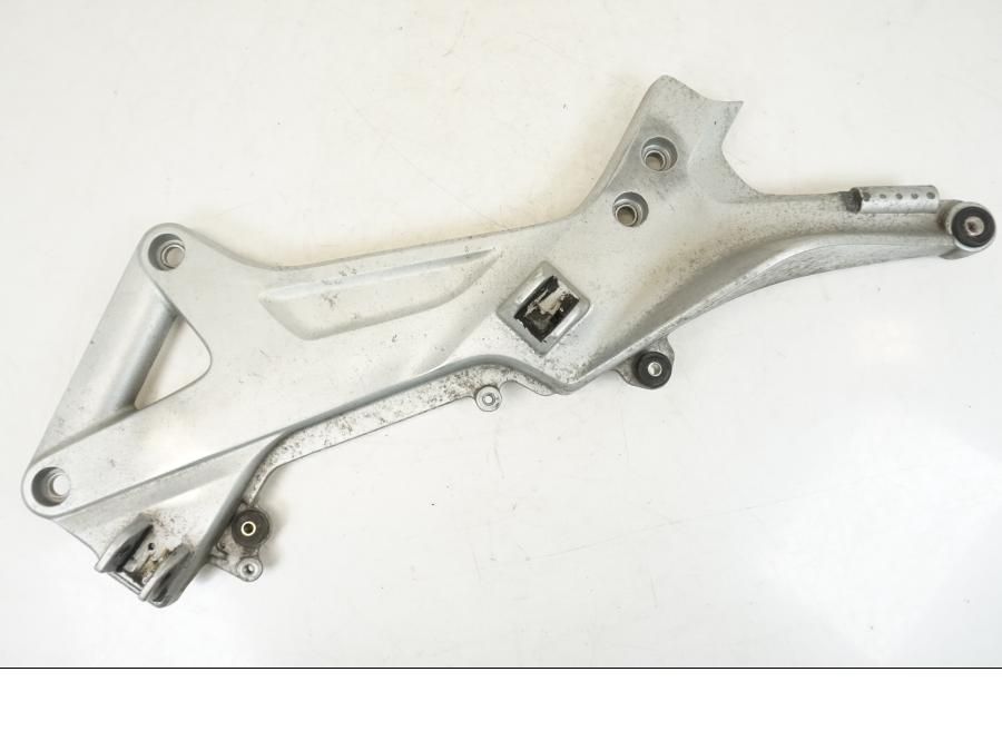 Framsidan på Fotpinnefäste från en Honda ST 1300 -2002 motorcykel.