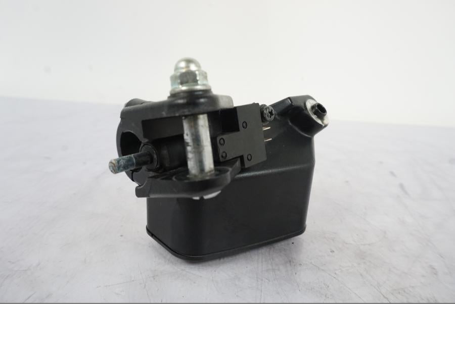 Snett nerifrån på Kopplingshuvudcylinder från en Honda VFR 1200 -2010 motorcykel.