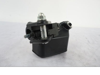 Snett nerifrån på Kopplingshuvudcylinder från en Honda VFR 1200 -2010 motorcykel.