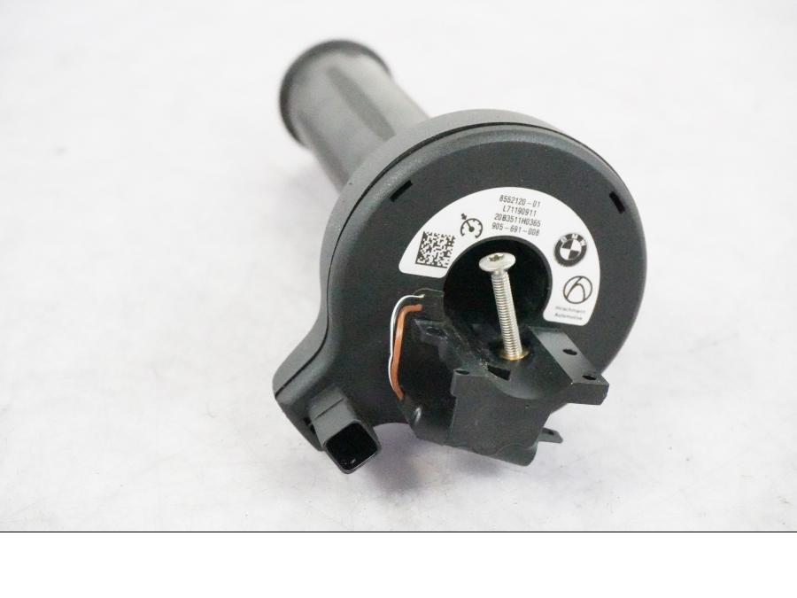 Höger sida på Gasklo från en BMW R 1250 GSA -2021 motorcykel.