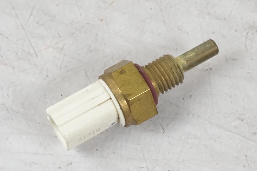 Framsidan på Vattentermostatgivare från en Kawasaki Z 900 -2019 motorcykel.