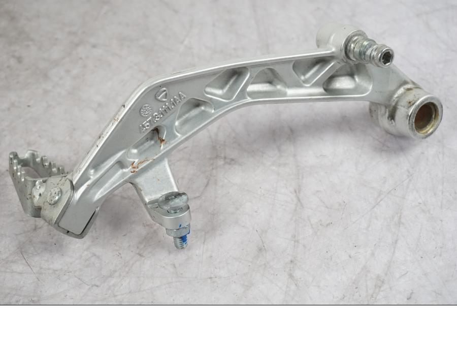 Snett uppifrån på Bromspedal från en Ducati Multistrada V4 -2024 motorcykel.