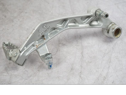 Snett uppifrån på Bromspedal från en Ducati Multistrada V4 -2024 motorcykel.