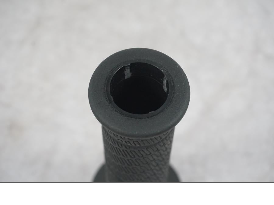 Baksidan på Handtag från en KTM 1290 Super Duke R -2022 motorcykel.