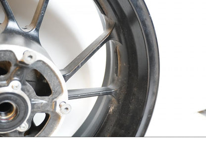 Höger sida på Fälg från en Yamaha MT-09 Tracer -2016 motorcykel.