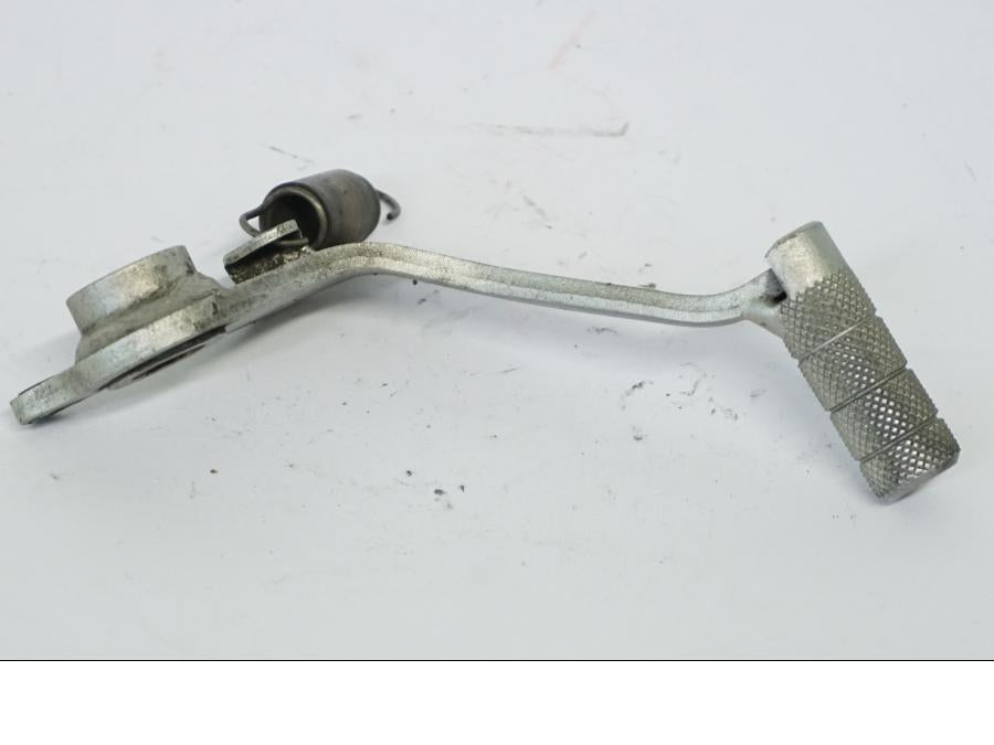 Snett nerifrån på Bromspedal från en Honda CBR 600 -1998 motorcykel.