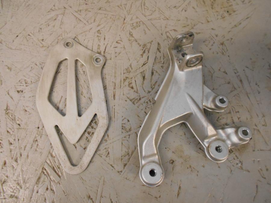 Framsidan på Fotpinnefäste från en BMW S 1000 RR -2017 motorcykel.