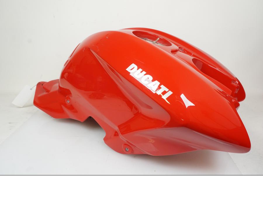 Framsidan på Bensintank från en Ducati Streetfighter S -2011 motorcykel.