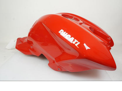 Framsidan på Bensintank från en Ducati Streetfighter S -2011 motorcykel.