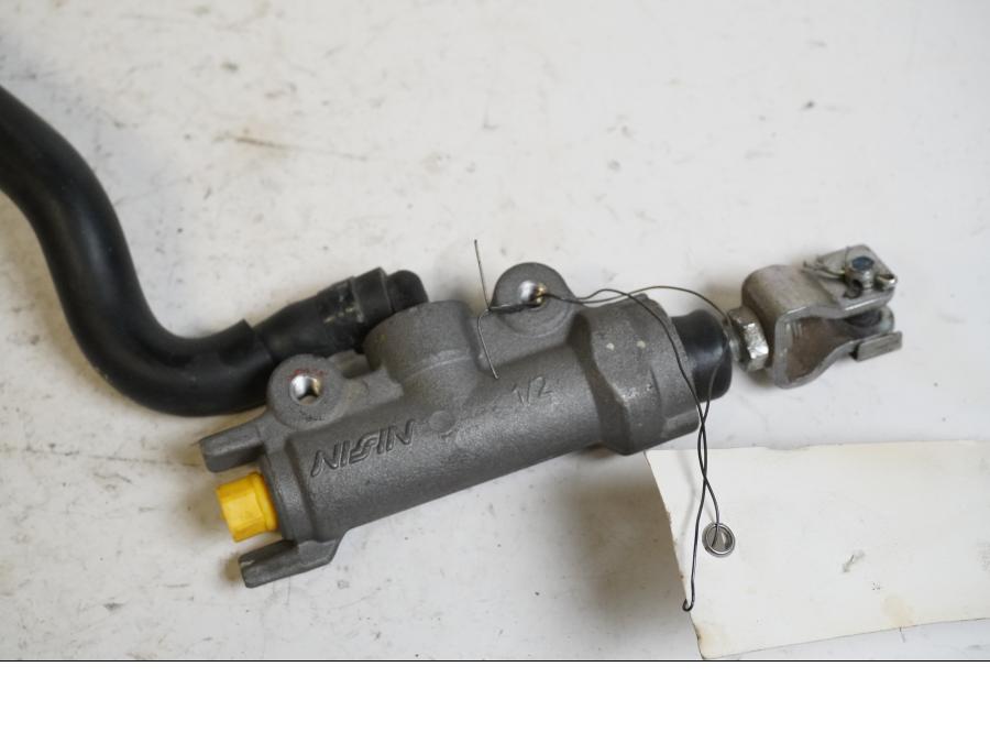 Baksidan på Bromshuvudcylinder från en Honda CRF 250 -2013 motorcykel.