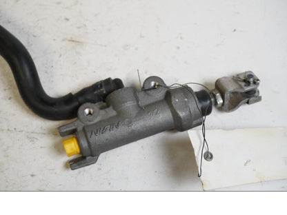 Baksidan på Bromshuvudcylinder från en Honda CRF 250 -2013 motorcykel.