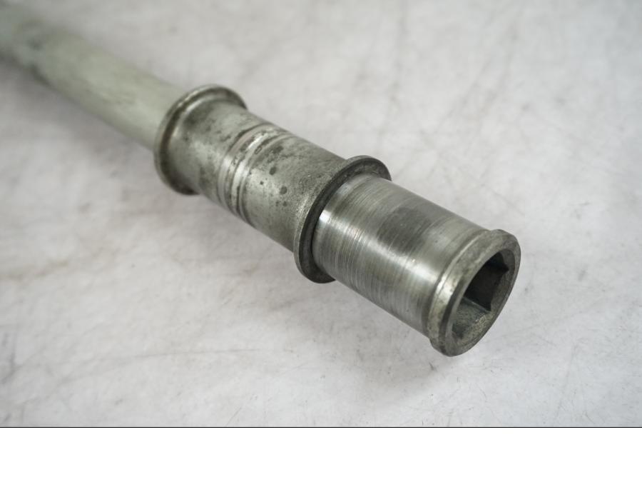 Baksidan på Axel från en Kawasaki VN 1500 Mean Streak -2002 motorcykel.