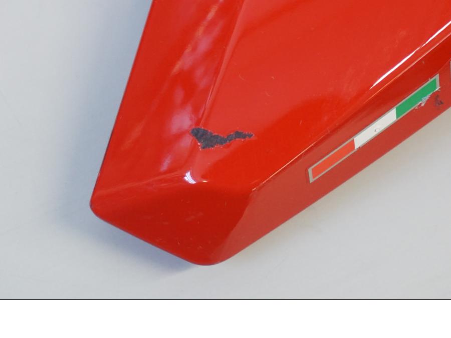 Snett uppifrån på Sidopanel från en Ducati Supersport 939 -2020 motorcykel.