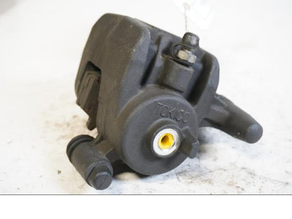 Framsidan på <p>Bromsok bak från Kawasaki ER-6N ABS 2011.</p>

<p>Tokico, 1-kolv.</p> motorcykel.