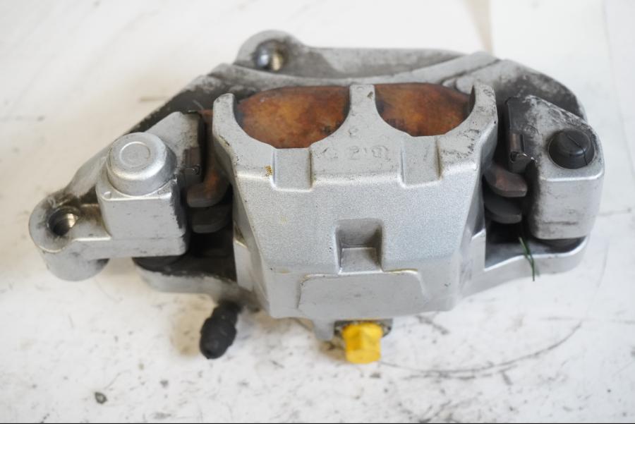 Baksidan på Bromsok från en Yamaha XVS 1100 -1999 motorcykel.