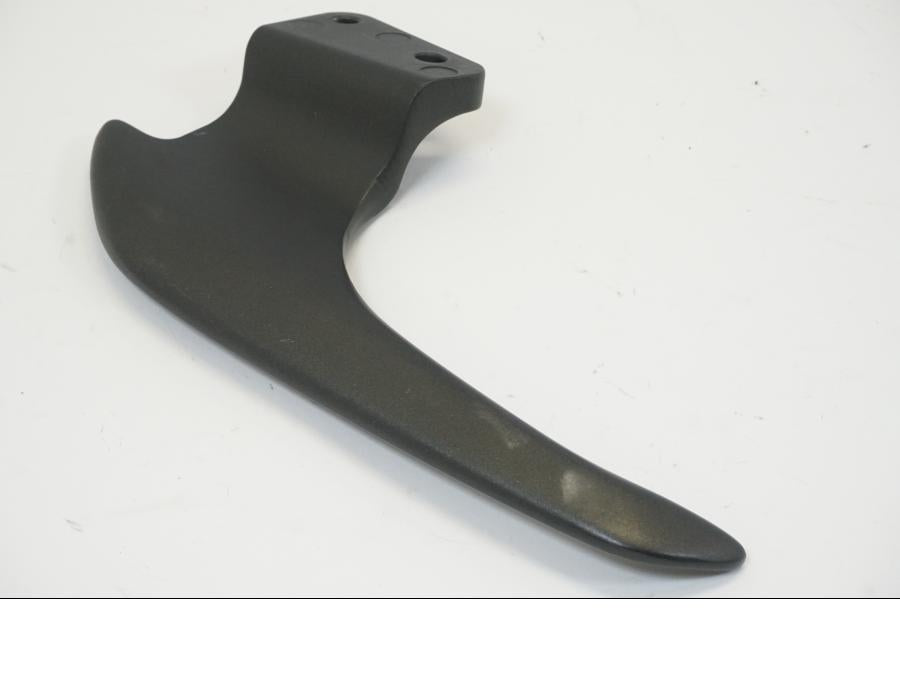 Snett nerifrån på Passagerarhandtag från en Yamaha YS 125 -2017 motorcykel.