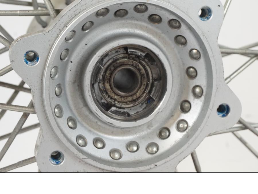 Baksidan på Fälg från en Suzuki VL 800 -2002 motorcykel.