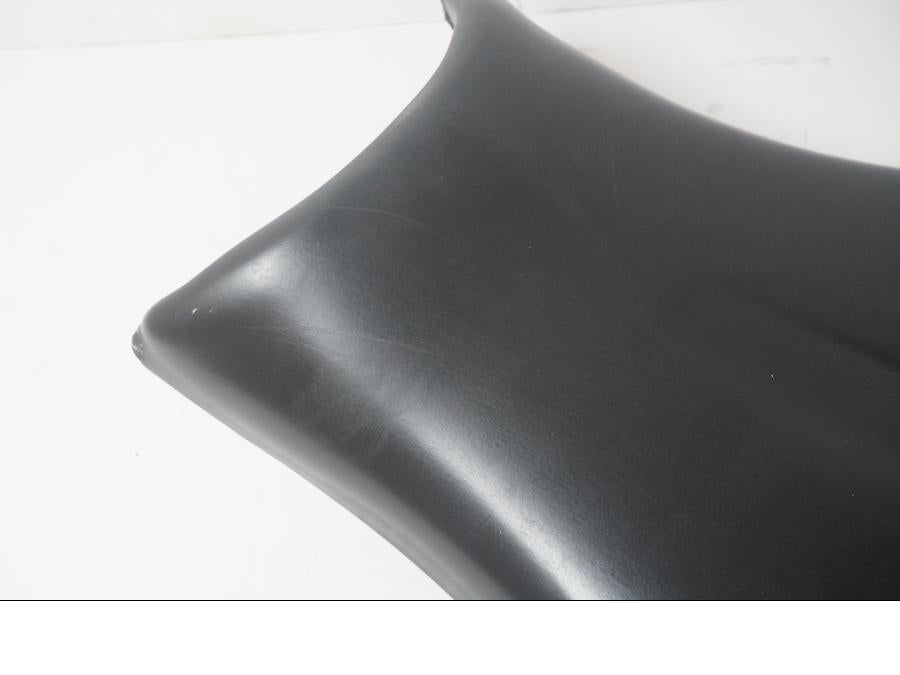 Höger sida på Sadel från en Triumph Daytona 675 -2011 motorcykel.