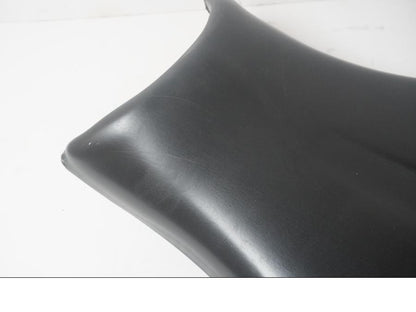 Höger sida på Sadel från en Triumph Daytona 675 -2011 motorcykel.