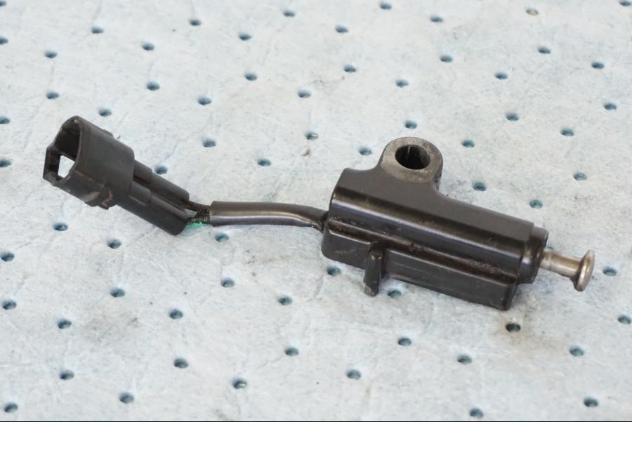 Framsidan på Sidostödsbrytare från en Suzuki GSX-R 1000 -2008 motorcykel.