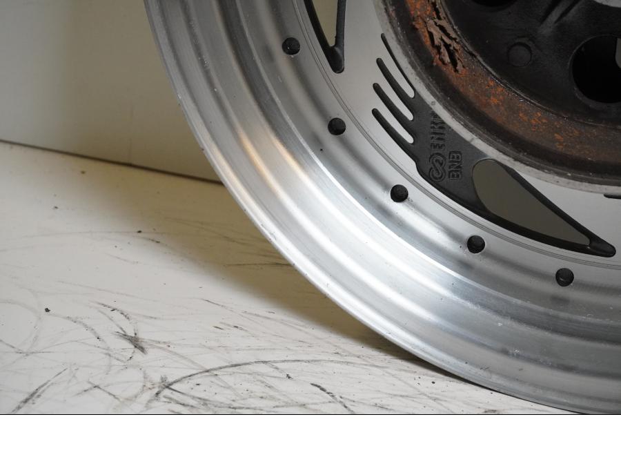 Extrabild1 på Fälg från en Suzuki VZ 800 -2000 motorcykel.