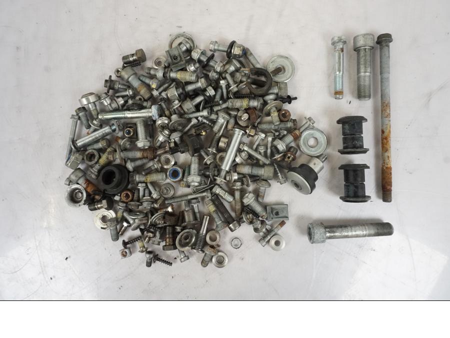 Framsidan på Skruv / Mutter etc från en KTM 990 Super Duke -2006 motorcykel.