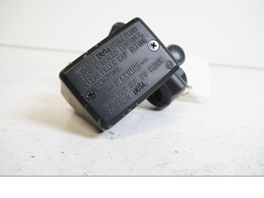 Baksidan på Bromshuvudcylinder från en Kawasaki ER-6F -2006 motorcykel.