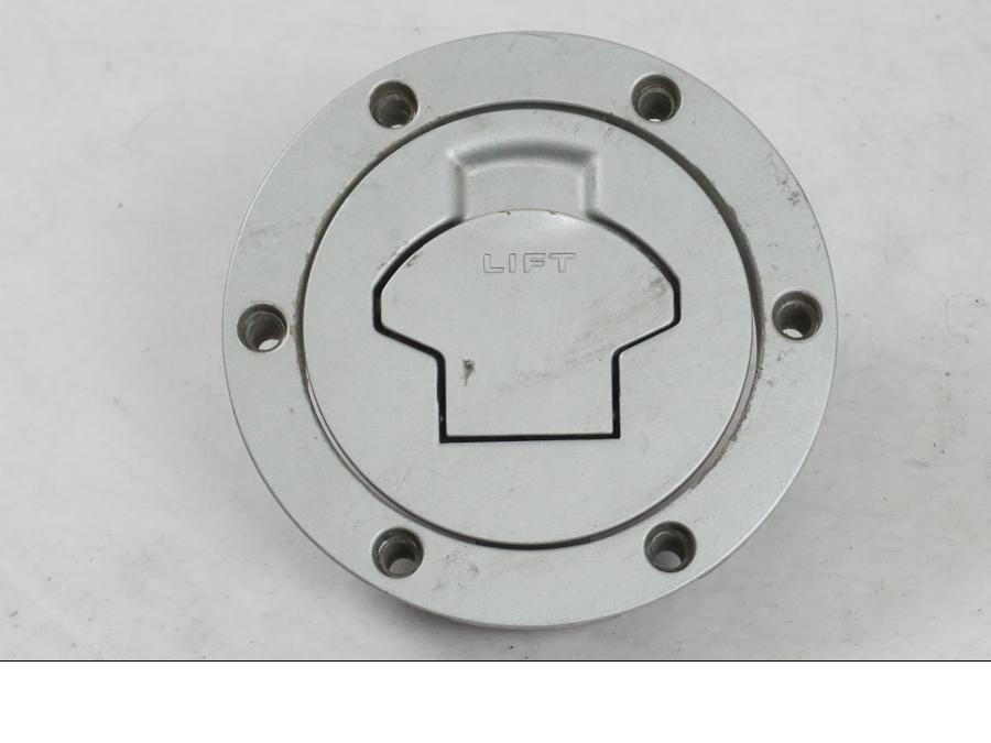 Höger sida på <p>Låssats från BMW K 1200 RS 1998.</p>

<p>Tändningslås, 1st nyckel, tanklock och sadellås.</p> motorcykel.