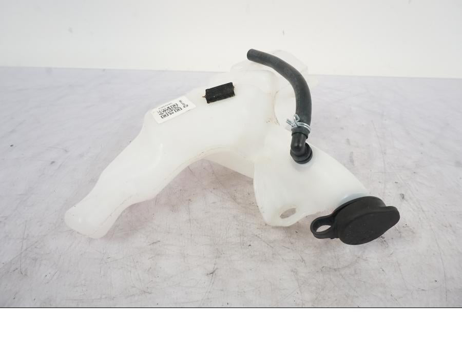 Framsidan på Vattenexpansionskärl från en KTM 1290 Super Duke R -2023 motorcykel.