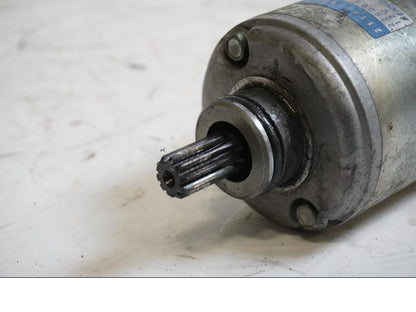 Baksidan på Startmotor från en Kawasaki ZX-9R -2000 motorcykel.