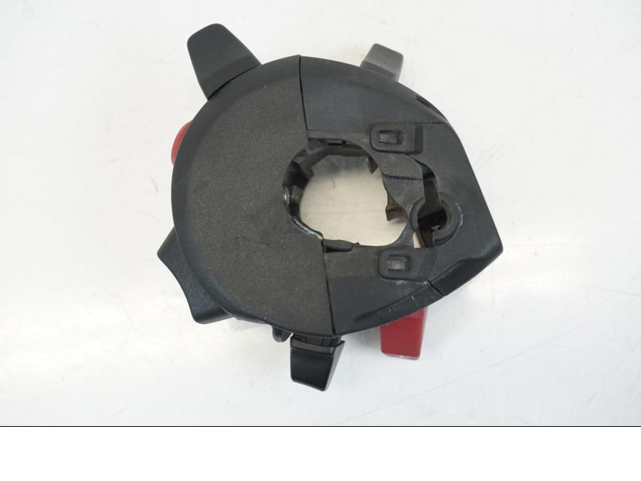 Snett uppifrån på Styrelreglage från en BMW R 1250 GS -2019 motorcykel.