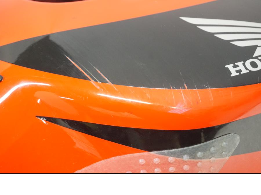 Snett nerifrån på Bensintankskåpa från en Honda CBR 1000 RR -2007 motorcykel.