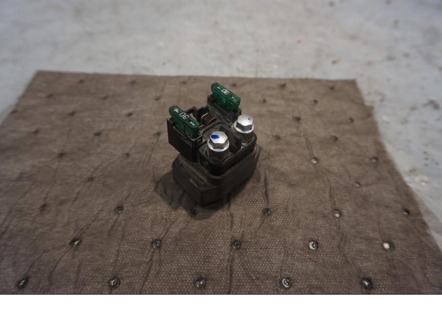 Framsidan på Startrelä från en Yamaha XT 1200 Z -2011 motorcykel.