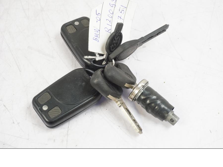 Baksidan på Låssats från en BMW R 1200 GS -2005 motorcykel.