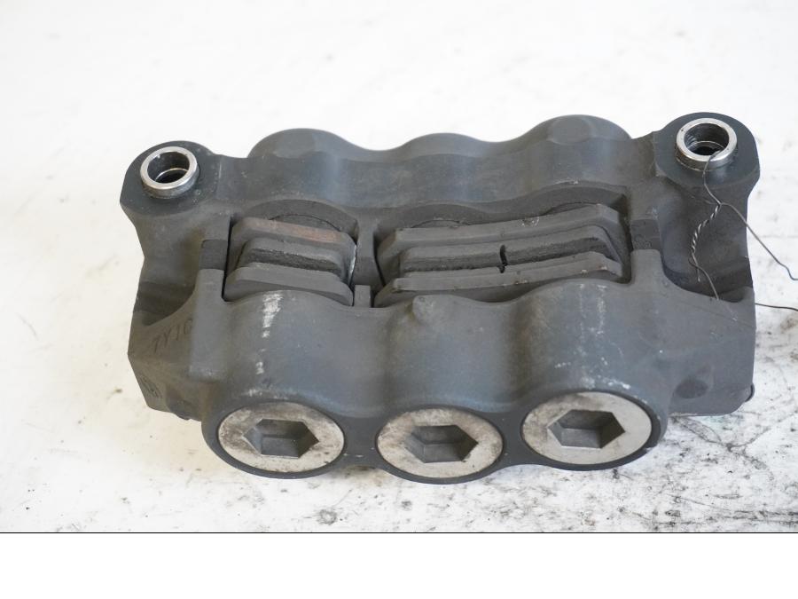 Höger sida på Bromsok från en Yamaha YZF 1000 R1 -2009 motorcykel.