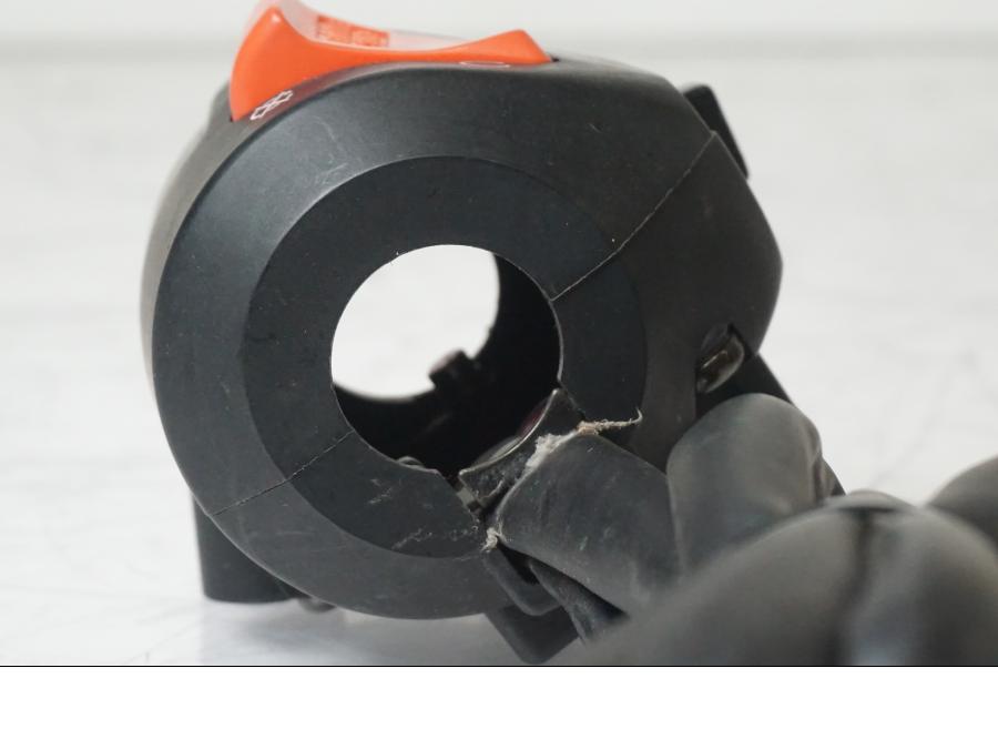 Snett uppifrån på <p>Styrelreglage höger från Honda CBR 600 F 1997.</p>

<p>Med ljusbrytare.</p> motorcykel.