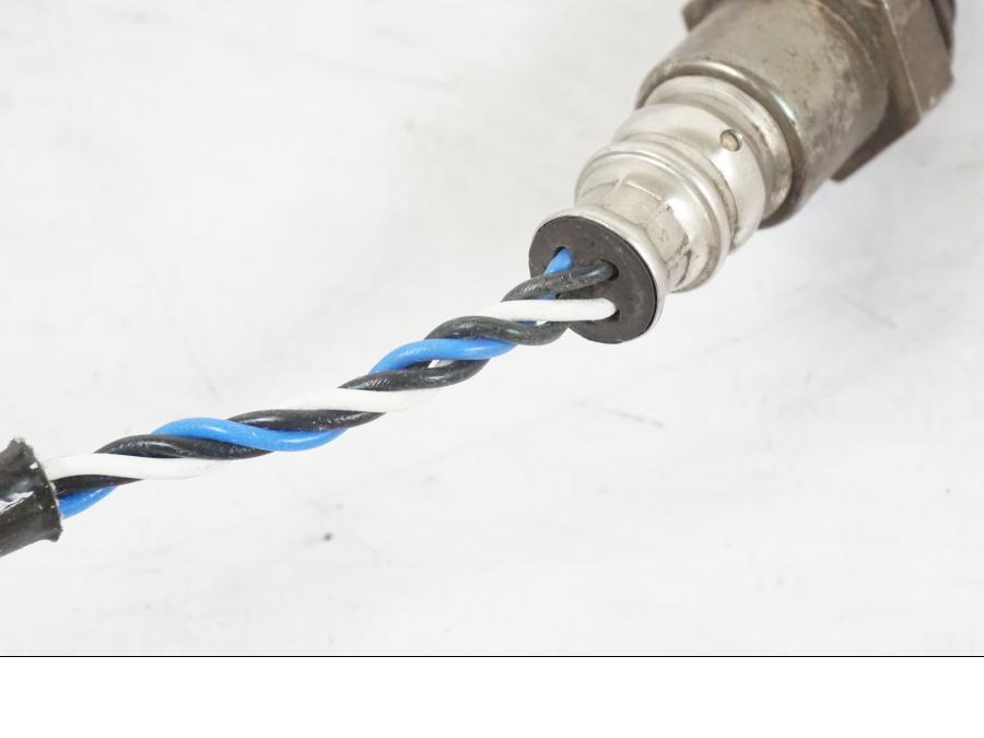 Vänster sida på Lambdasond från en Kawasaki ER-6N -2016 motorcykel.