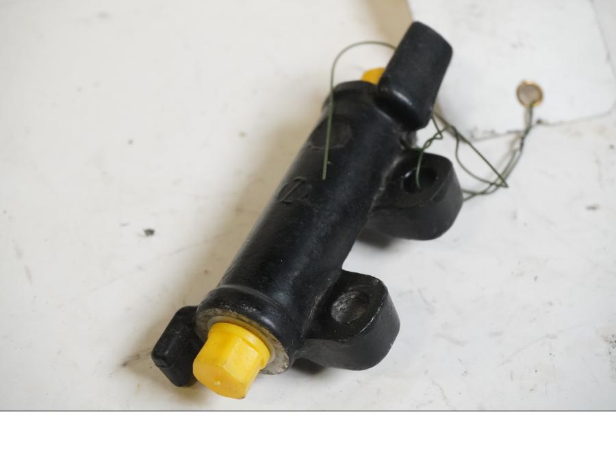 Baksidan på Bromsfördelare från en Yamaha XV 1100 -1998 motorcykel.