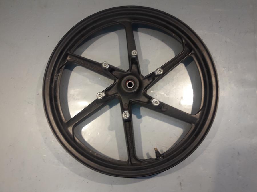 Framsidan på Fälg från en Honda CBR 125 R -2008 motorcykel.