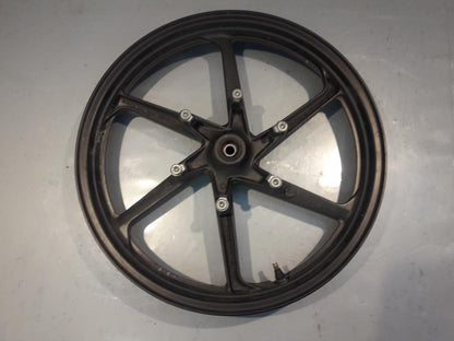 Framsidan på Fälg från en Honda CBR 125 R -2008 motorcykel.