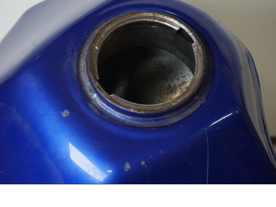Baksidan på Bensintank från en Yamaha DT 125 -2006 motorcykel.